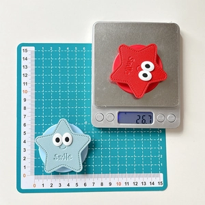 Détail du support de téléphone en cuir en forme d'étoile avec broderie Smile et dimensions
