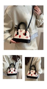 Détails de l'imprimé fraise sur le mini sac dôme avec fermeture éclair dorée chic