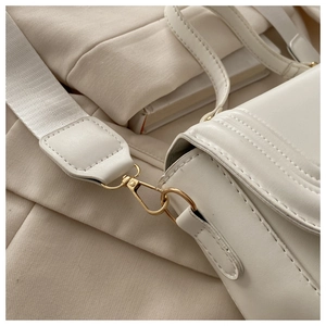 Vue détaillée du sac à main blanc avec coutures précises et ferrures métalliques dorées