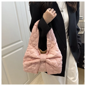 Detailansicht der rosa gesteppten Shopper-Tasche mit Schleife und glänzender Textur