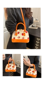 Sac coque mini à imprimé cerise comparaison avec smartphone et style bandoulière