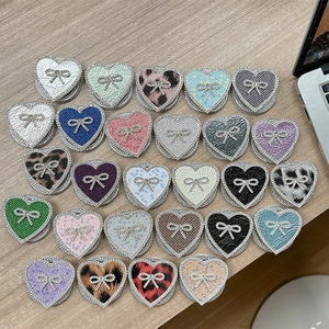 Soportes de móvil de corazón con pedrería y lazo en varias texturas de cuero de lujo