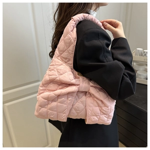 Nahaufnahme der rosa übergroßen Schleifen-Schultertasche mit klassischer Rautensteppung