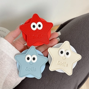 Détail de trois supports de téléphone en forme d'étoile avec broderie et couture