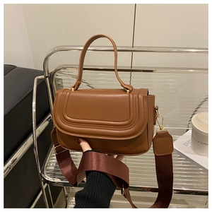 Détail du sac en cuir PU marron avec triple couture et bandoulière large en tissu