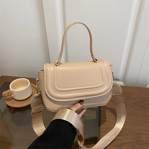 Sac carré beige minimaliste avec surpiqûres ondulées et large bandoulière réglable