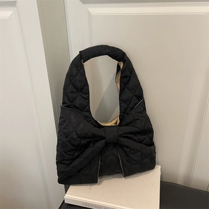 Schwarze gesteppte Nylon-Einkaufstasche mit großer Schleife und weicher Halbmondform