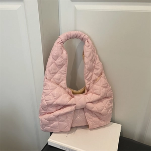 Rosa gesteppte Tragetasche mit großer Schleife und minimalistischem Rautenmuster