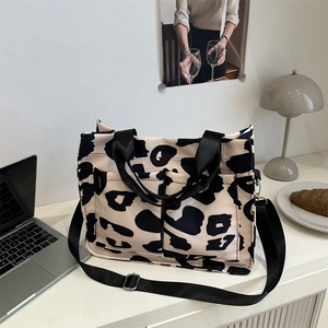 Grand sac fourre-tout en toile à motif léopard noir et blanc avec bandoulière réglable