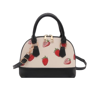 Sac à main forme coquille avec imprimé fraise et détails noirs contrastants