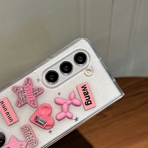 Détail d'une coque pailletée rose avec décorations 3D d'étoile, cœur et chien