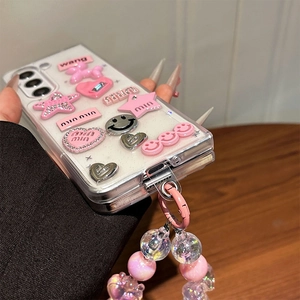Détail de coque transparente avec breloques d'étoile rose et cordon perlé pour Z Flip