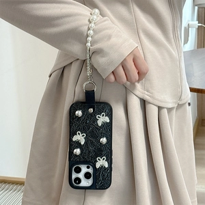 Coque iPhone en cuir noir avec papillons argentés et dragonne en perles blanches