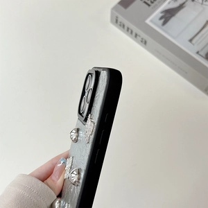 Gros plan sur la coque argentée à texture froissée avec ornements papillons 3D