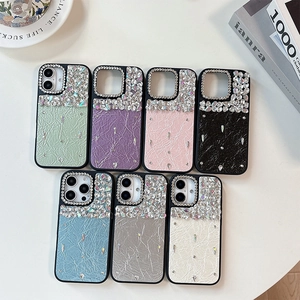 Coques iPhone luxe en cuir avec strass, sept couleurs sur fond blanc minimaliste