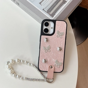 Coque iPhone en cuir rose avec papillons argentés et dragonne en perles élégante