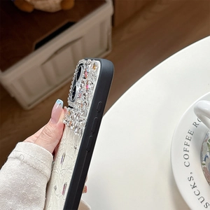 Détail d'une coque luxe en cuir blanc ornée de strass pour iPhone de qualité