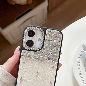 Détail de la coque iPhone luxe en cuir blanc ornée de strass et cristaux scintillants