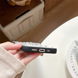 Coque luxe en strass montrant les découpes précises et le cadre souple noir du téléphone