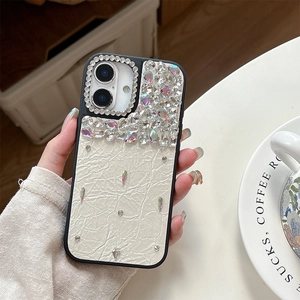 Détail d'une coque iPhone luxe en cuir plissé crème ornée de strass et bijoux brillants