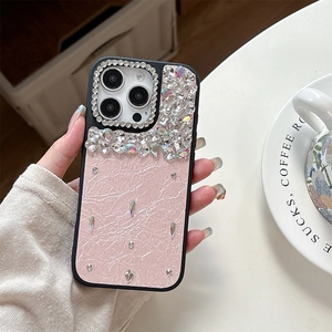 Coque iPhone luxe en cuir rose ornée de strass brillants et de pierres scintillantes