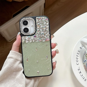 Vue détaillée du cadre caméra en strass de luxe et texture cuir vert sur coque iPhone