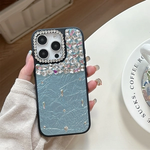 Vue détaillée de la coque iPhone en cuir plissé bleu clair avec strass colorés de luxe