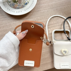 Détail de l'étui portefeuille en cuir pour iPhone avec fentes pour cartes et boucle en cœur