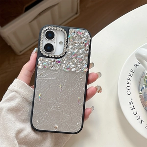 Gros plan détaillé de la protection caméra luxueuse en strass pour coque iPhone