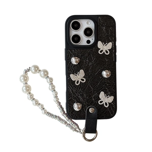Coque iPhone noire ornée de papillons argentés et d'un bracelet en perles chic