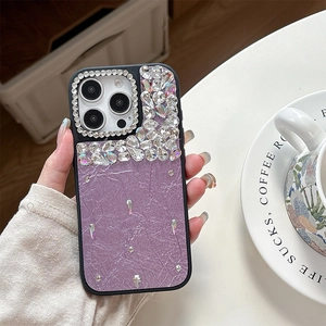 Gros plan sur la coque iPhone en cuir violet avec détails de strass de luxe sur l'objectif
