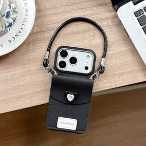 Détail de la coque en cuir noir avec fermoir cœur en strass et porte-cartes intégré