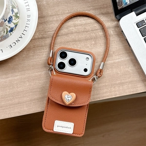 Détail de la coque en cuir caramel avec fermoir coeur strass et cordon amovible