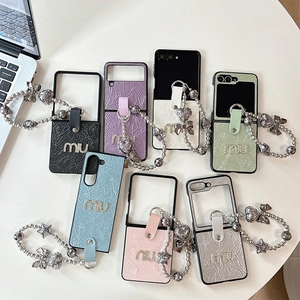 Coque de téléphone pliable en cuir matelassé avec lettres strass et dragonne perle