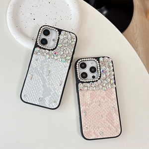 Custodia lusso per iPhone con trama a serpente e brillanti decorazioni in strass