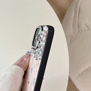 Dettaglio custodia di lusso texture serpente con strass scintillanti sul lato laterale