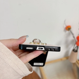 Détails de la coque en cuir rose avec ports précis et breloques de lettres