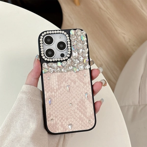 Dettaglio della custodia lusso per iPhone in pelle di serpente rosa con strass incastonati