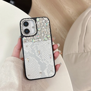 Dettaglio degli strass di lusso sulla custodia per cellulare in pelle di serpente bianca