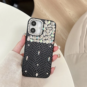 Dettaglio macro di strass di lusso e trama in pelle di serpente su custodia iPhone