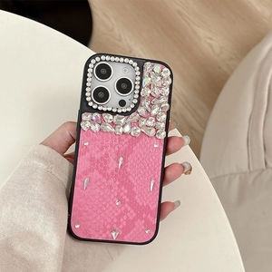 Custodia di lusso per iPhone in pelle rosa con texture serpente e strass fatti a mano