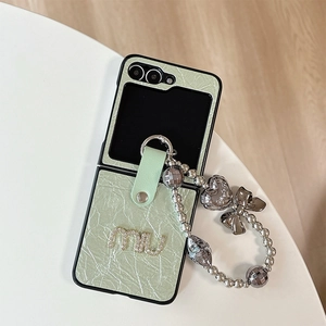 Coque de téléphone pliable en cuir vert plissé avec lettres strass et dragonne