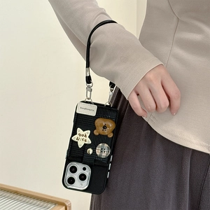 iPhone Brieftasche Hülle mit 3D-Bär, Stern-Detail und Leder-Handschlaufe in der Hand