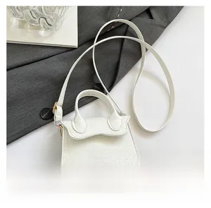 Détail du sac à main blanc en cuir PU avec rabat ondulé et boucle en métal doré