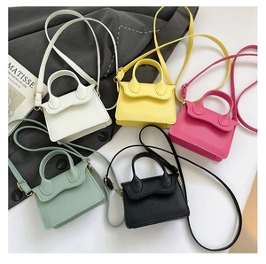 Mini sacs bandoulière en cinq couleurs avec texture litchi et rabat à bords ondulés