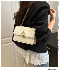 Sac bandoulière matelassé blanc avec boucle fer à cheval dorée et détail de chaîne