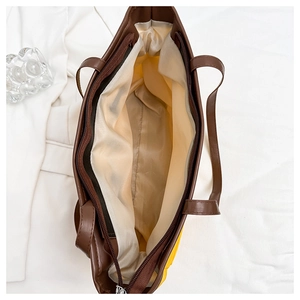 Vue intérieure d'un grand sac fourre-tout montrant le compartiment spacieux et la poche