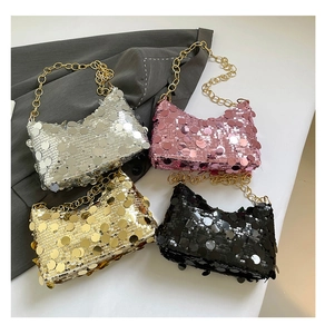 Gros plan de sacs à sequins en argent, rose, or et noir avec des textures brillantes