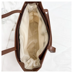 Vue intérieure du grand sac cabas marron avec doublure lisse et fermeture éclair