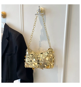 Détail du sac à main à paillettes dorées scintillantes avec bandoulière en chaîne